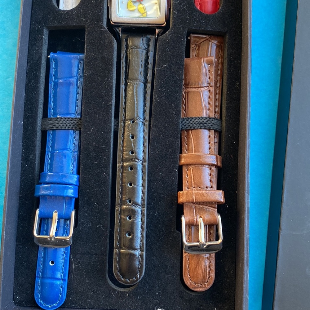 NEW Mickey Mouse Watch with 5 Different Color Watchbands. - Picture 6 of 7